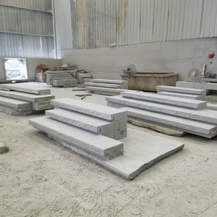达州 整石台阶（大面火烧+侧面自然面），出货前厂内拼装
