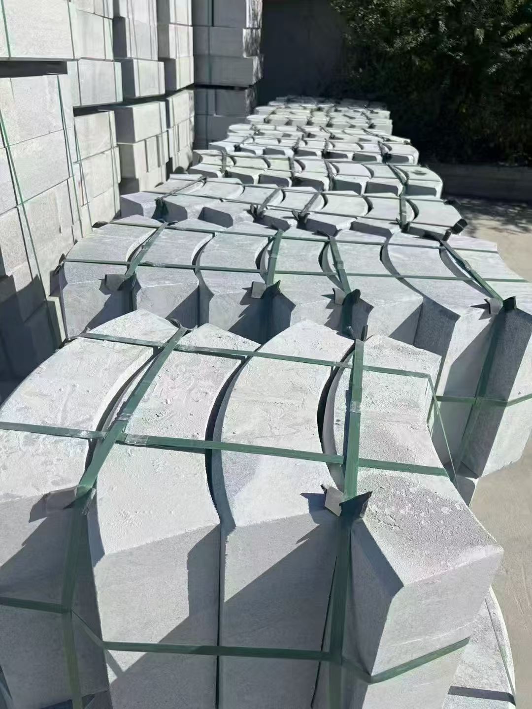 达州 芝麻灰弧形路沿石