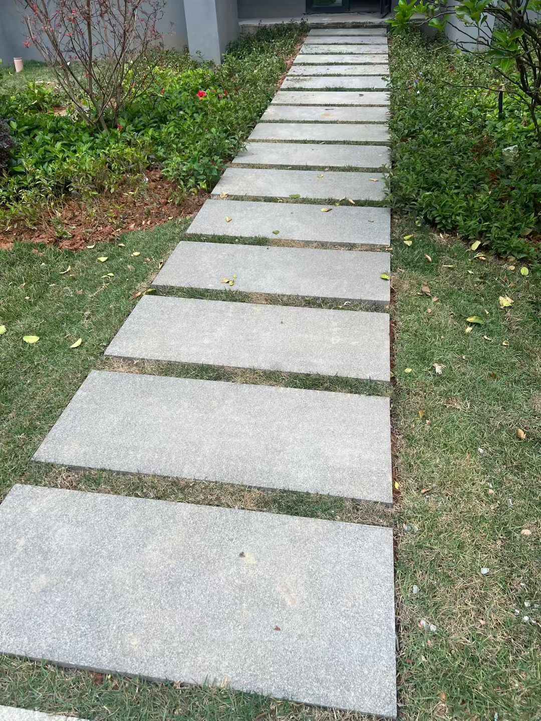 达州 芝麻黑小区踏步、汀步石铺装效果