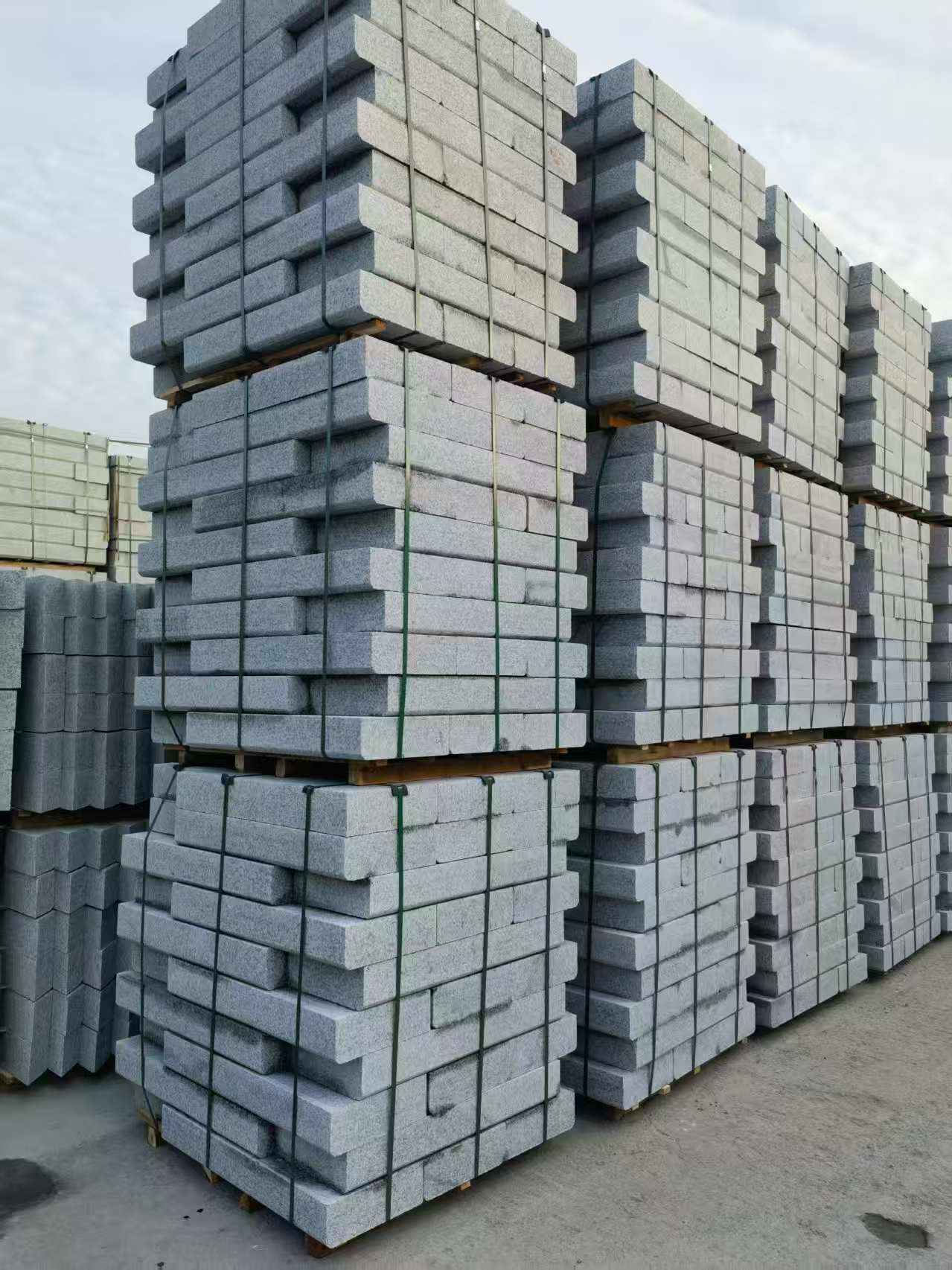 达州 路沿石（路侧石），颜色一致，尺寸标准